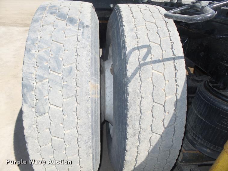 image for item DA0648 2002 International 9100i semi truck