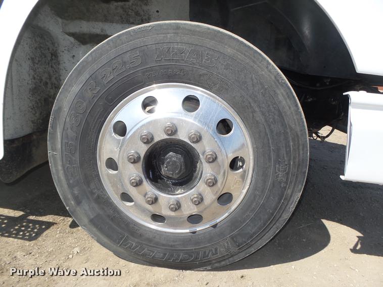 image for item DA0648 2002 International 9100i semi truck