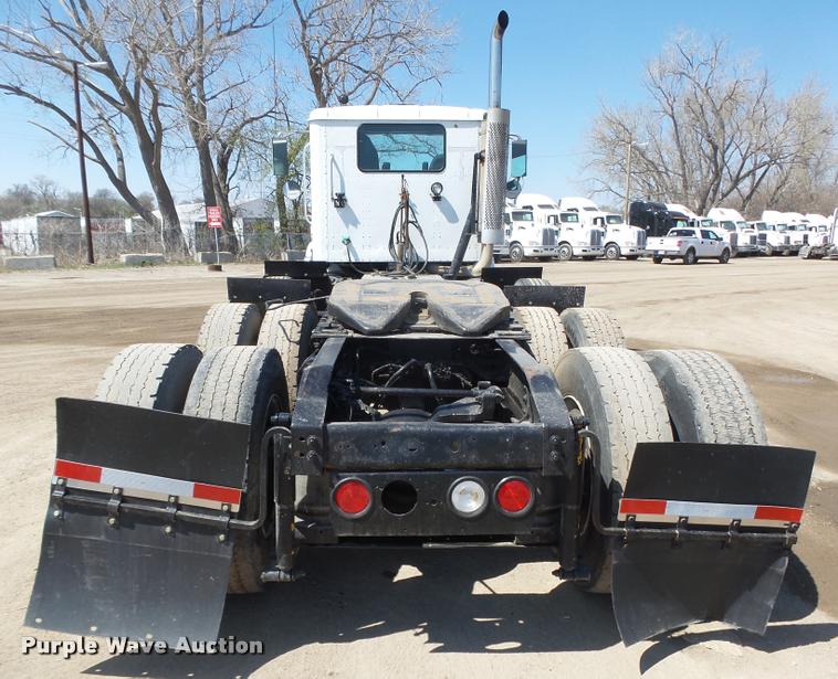 image for item DA0649 2002 International 9100i semi truck