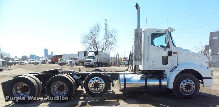 image for item DA0649 2002 International 9100i semi truck