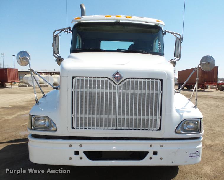 image for item DA0649 2002 International 9100i semi truck