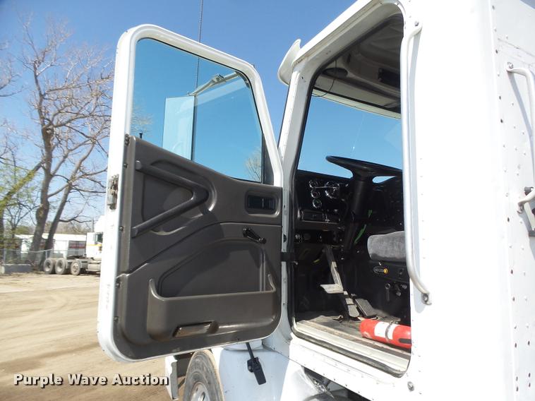 image for item DA0649 2002 International 9100i semi truck