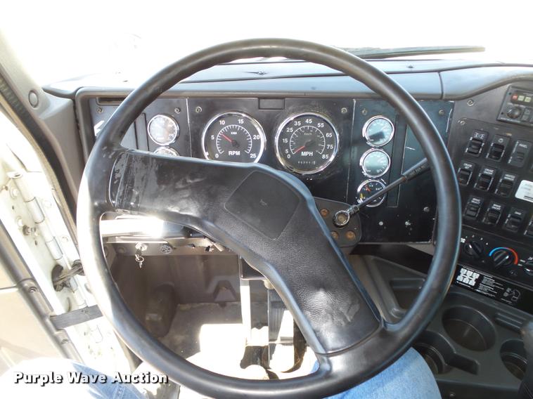 image for item DA0649 2002 International 9100i semi truck