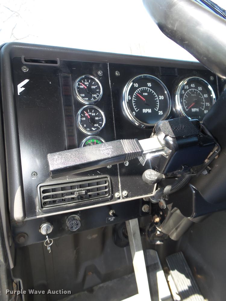 image for item DA0649 2002 International 9100i semi truck