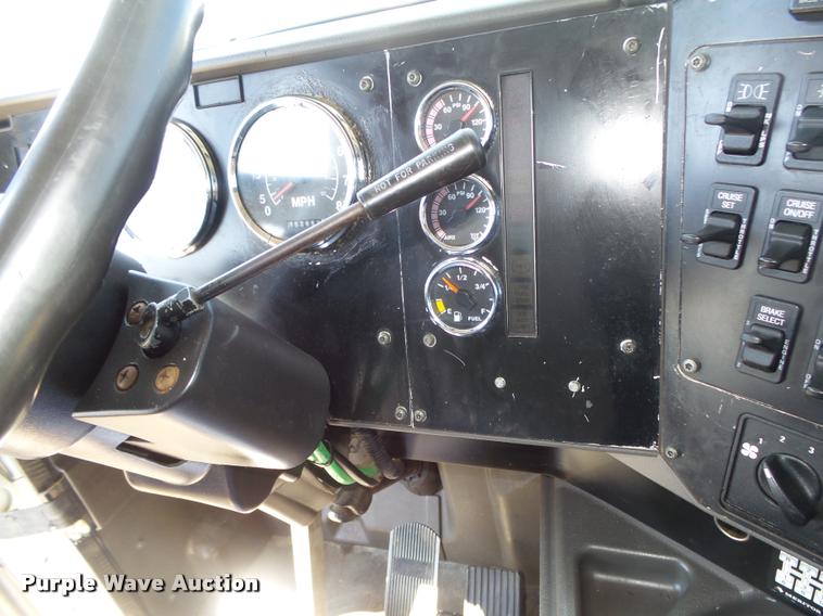 image for item DA0649 2002 International 9100i semi truck