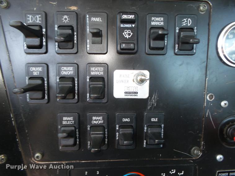 image for item DA0649 2002 International 9100i semi truck