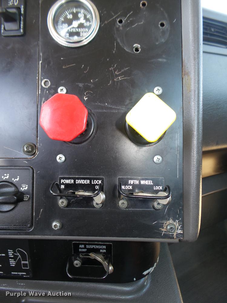 image for item DA0649 2002 International 9100i semi truck