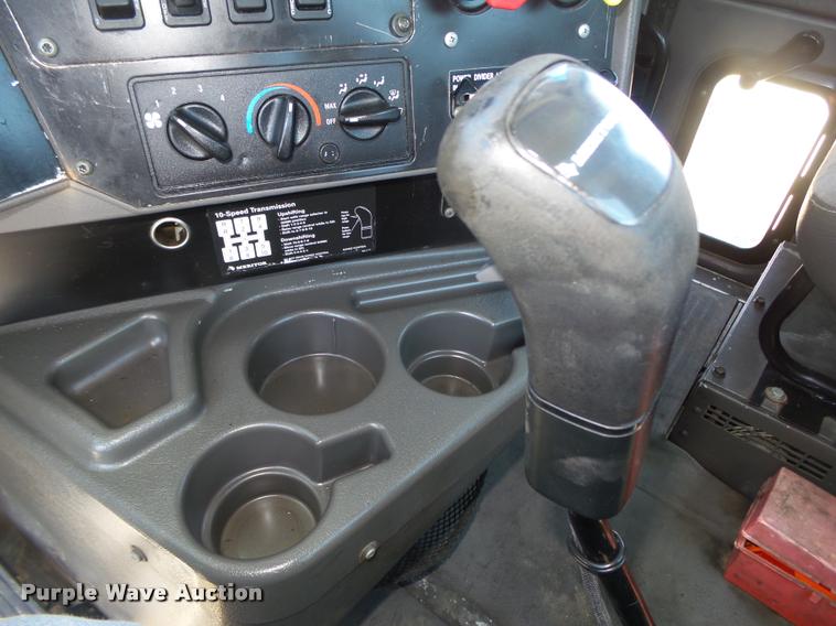 image for item DA0649 2002 International 9100i semi truck