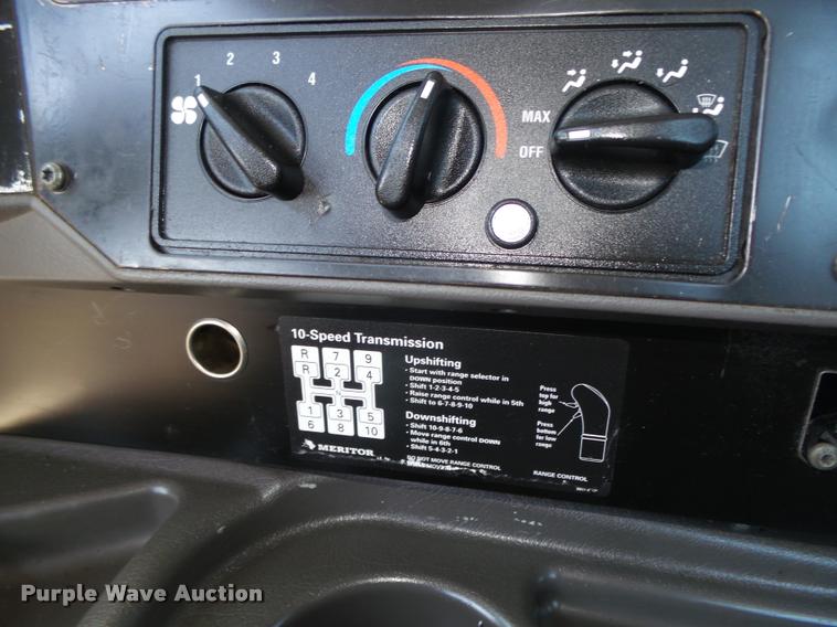 image for item DA0649 2002 International 9100i semi truck