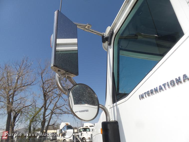 image for item DA0649 2002 International 9100i semi truck