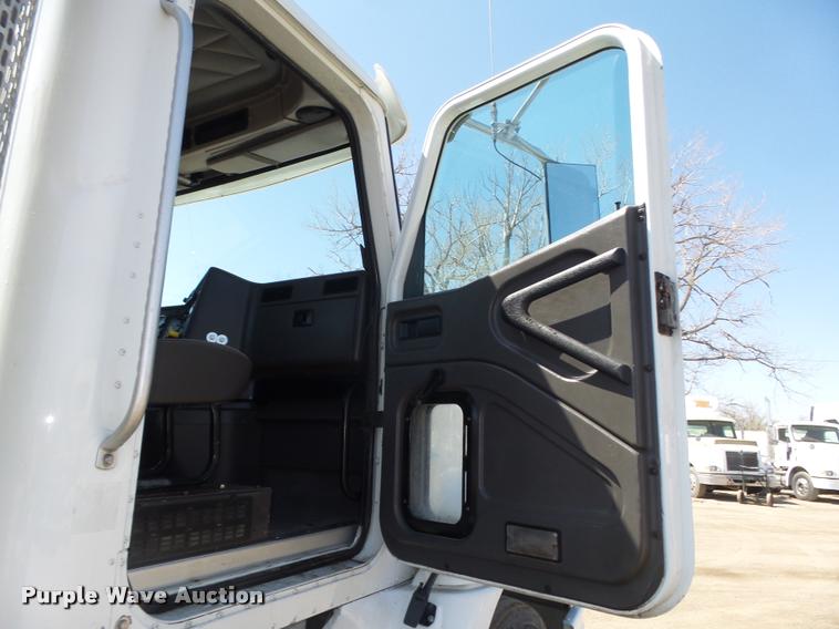 image for item DA0649 2002 International 9100i semi truck