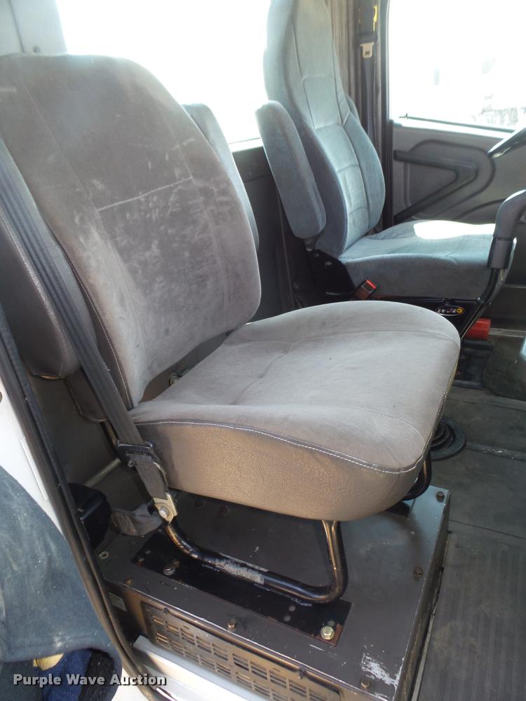 image for item DA0649 2002 International 9100i semi truck