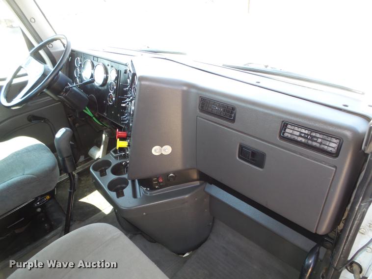 image for item DA0649 2002 International 9100i semi truck