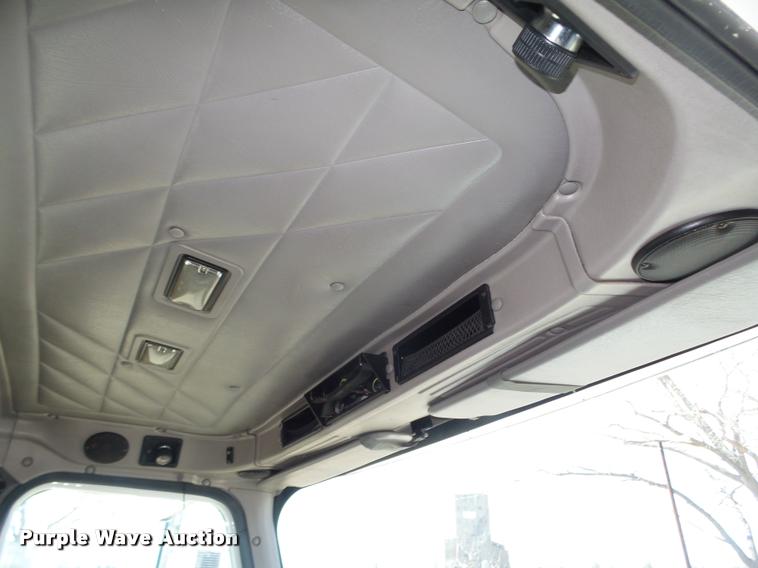 image for item DA0649 2002 International 9100i semi truck