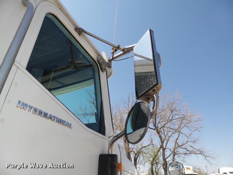 image for item DA0649 2002 International 9100i semi truck