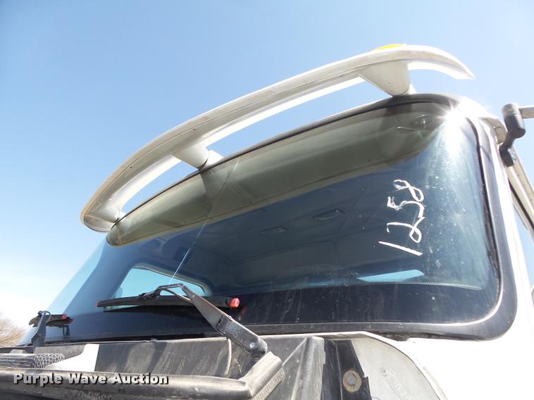 image for item DA0649 2002 International 9100i semi truck