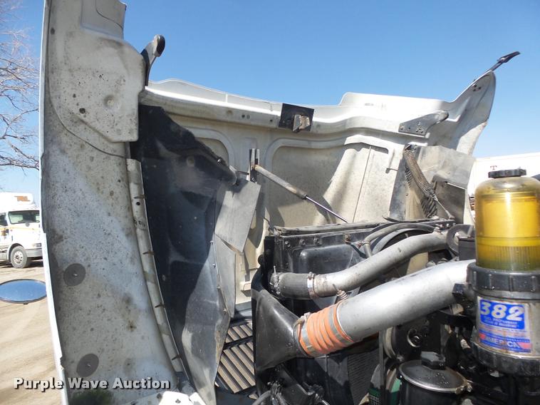 image for item DA0649 2002 International 9100i semi truck