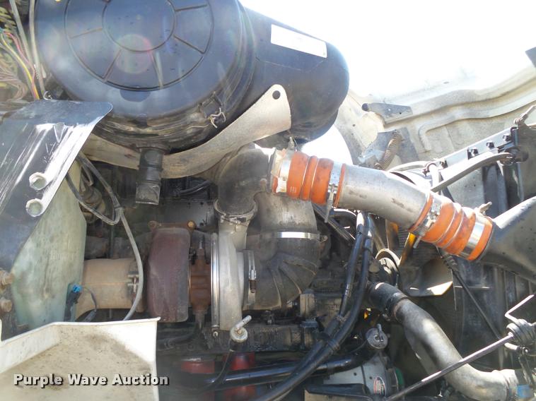 image for item DA0649 2002 International 9100i semi truck