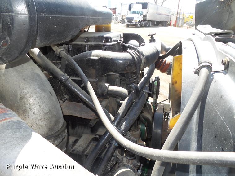 image for item DA0649 2002 International 9100i semi truck