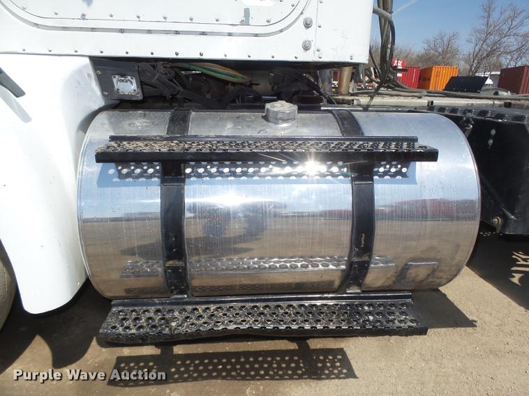 image for item DA0649 2002 International 9100i semi truck