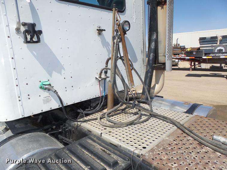 image for item DA0649 2002 International 9100i semi truck