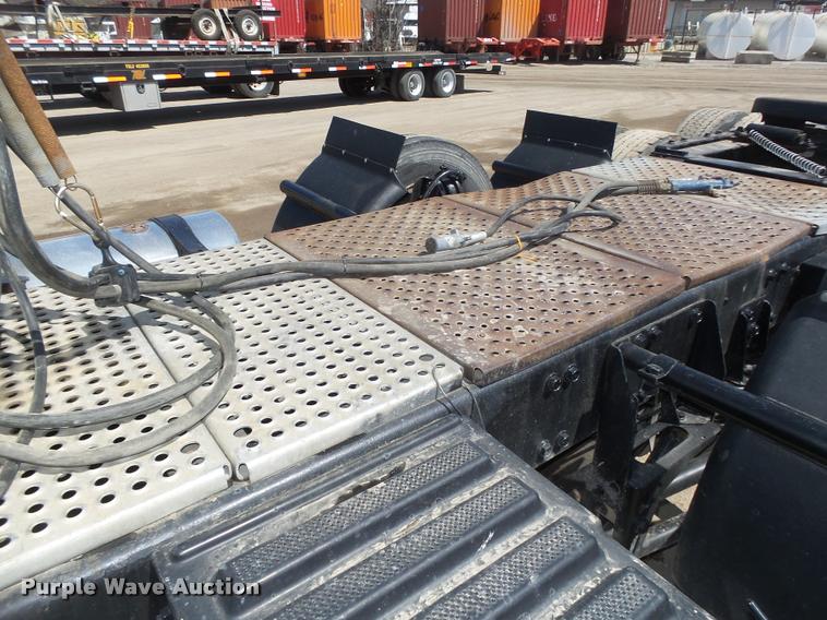 image for item DA0649 2002 International 9100i semi truck