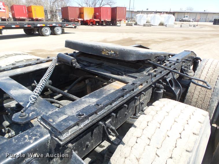 image for item DA0649 2002 International 9100i semi truck