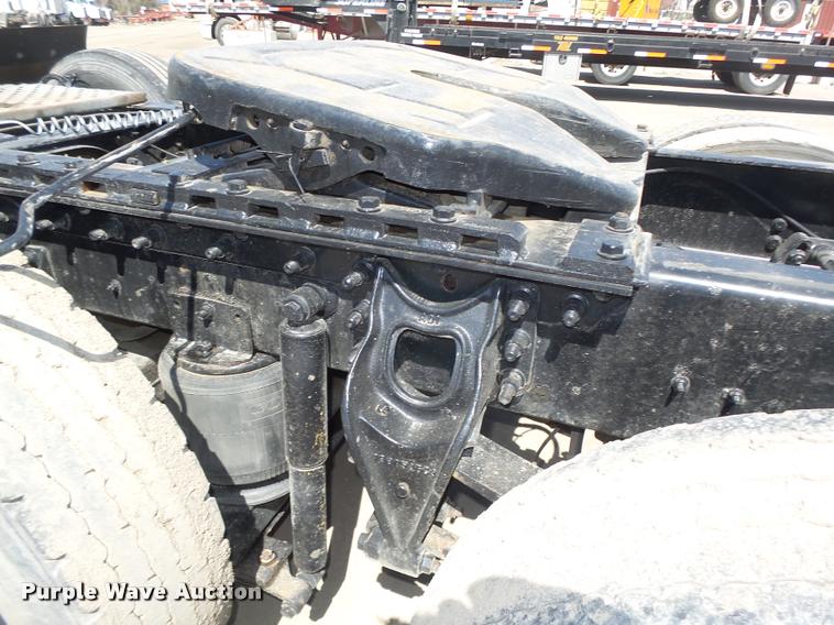 image for item DA0649 2002 International 9100i semi truck