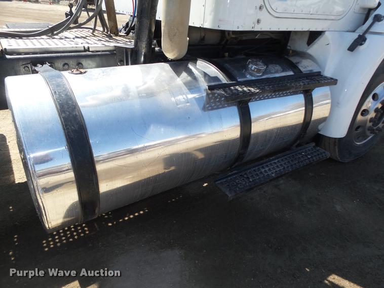 image for item DA0649 2002 International 9100i semi truck