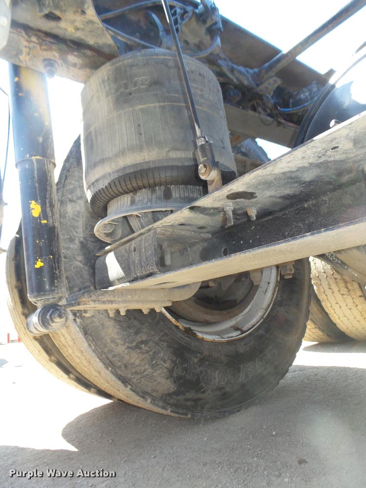 image for item DA0649 2002 International 9100i semi truck