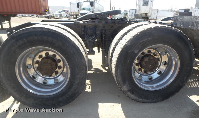 image for item DA0649 2002 International 9100i semi truck