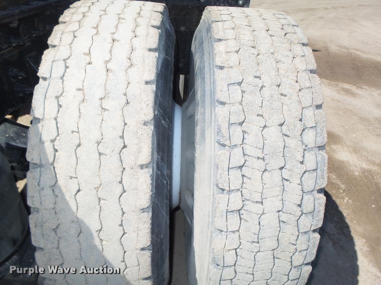 image for item DA0649 2002 International 9100i semi truck