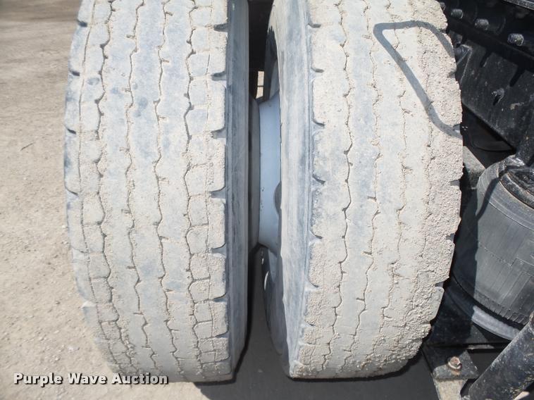 image for item DA0649 2002 International 9100i semi truck