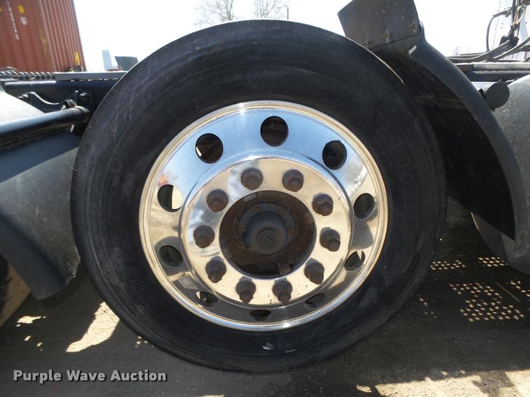 image for item DA0649 2002 International 9100i semi truck