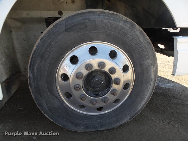 image for item DA0649 2002 International 9100i semi truck