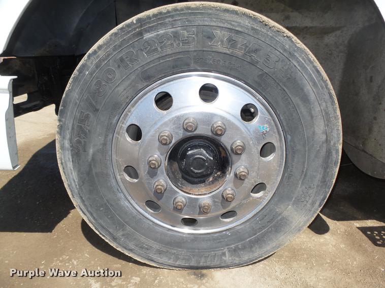 image for item DA0649 2002 International 9100i semi truck