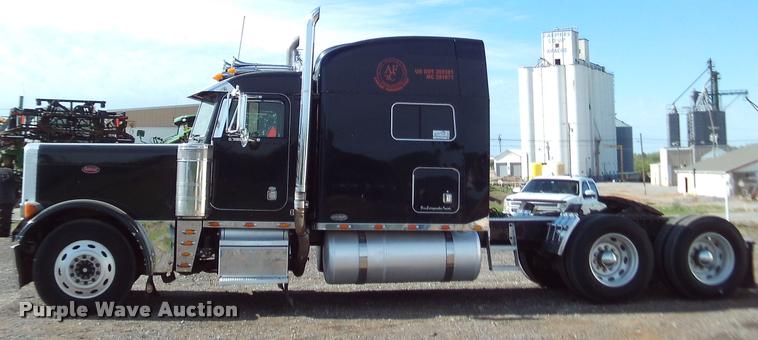 image for item DA6005 2003 Peterbilt 379 semi truck