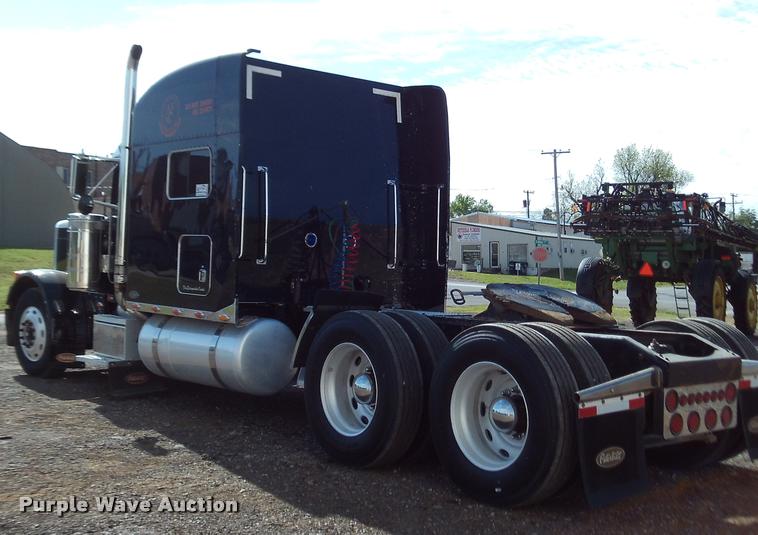 image for item DA6005 2003 Peterbilt 379 semi truck