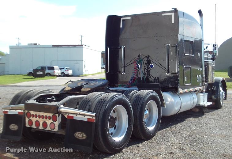 image for item DA6005 2003 Peterbilt 379 semi truck