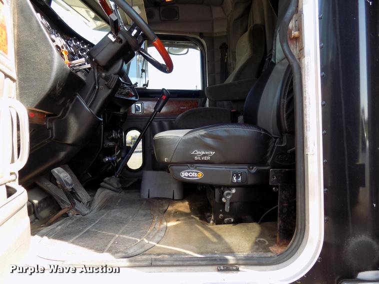 image for item DA6005 2003 Peterbilt 379 semi truck