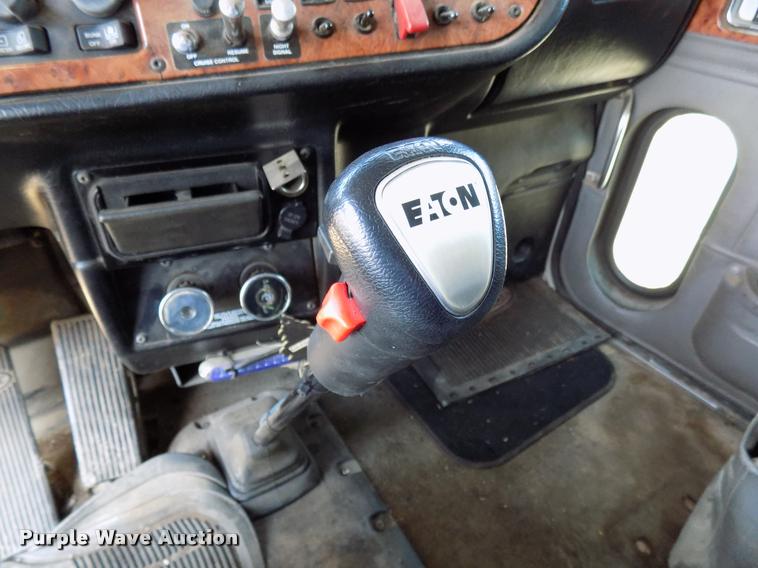 image for item DA6005 2003 Peterbilt 379 semi truck