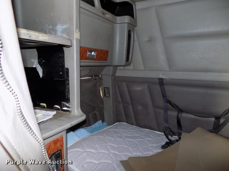 image for item DA6005 2003 Peterbilt 379 semi truck