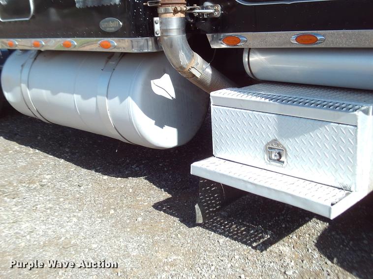image for item DA6005 2003 Peterbilt 379 semi truck