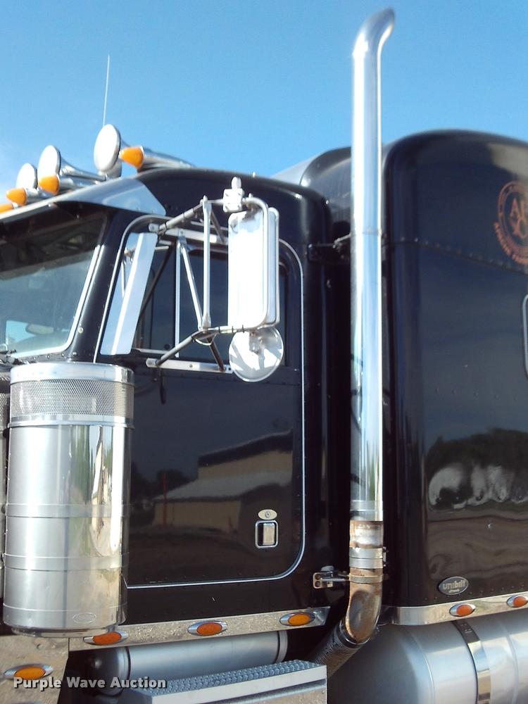 image for item DA6005 2003 Peterbilt 379 semi truck