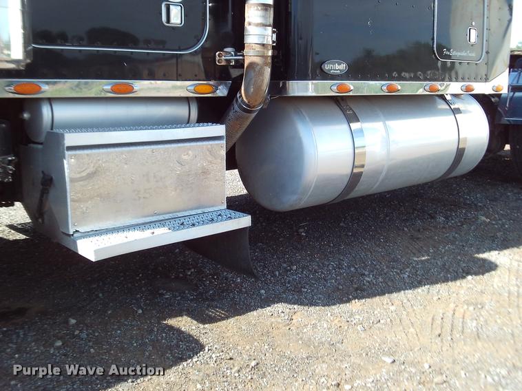 image for item DA6005 2003 Peterbilt 379 semi truck