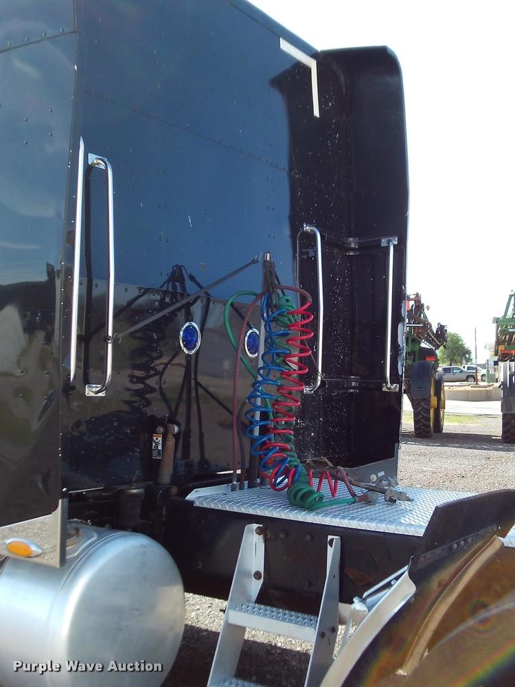 image for item DA6005 2003 Peterbilt 379 semi truck