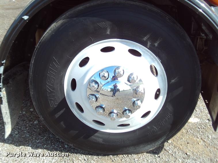 image for item DA6005 2003 Peterbilt 379 semi truck