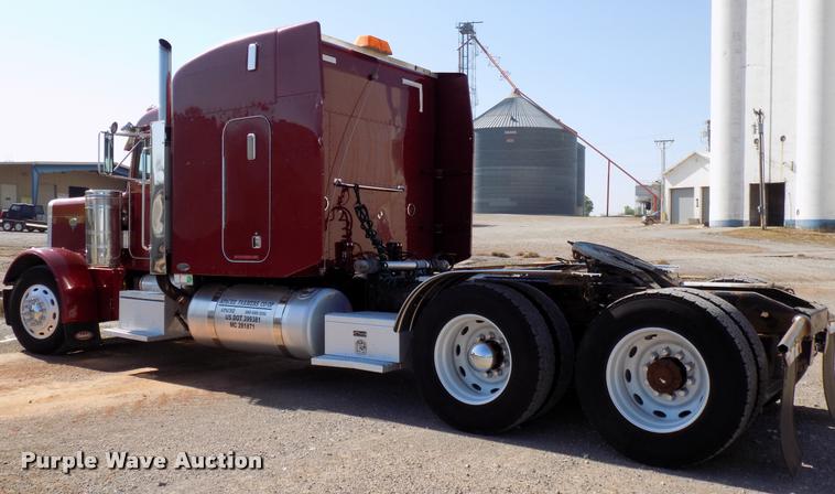 image for item DA6067 2000 Peterbilt 379 semi truck