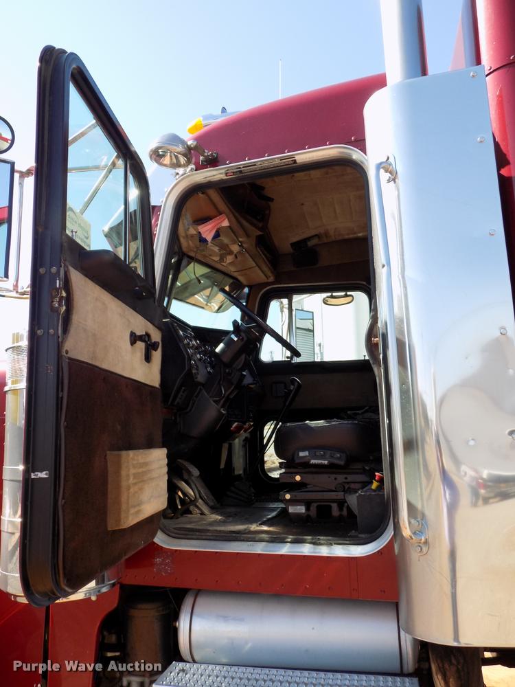image for item DA6067 2000 Peterbilt 379 semi truck