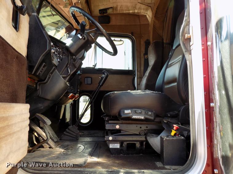 image for item DA6067 2000 Peterbilt 379 semi truck